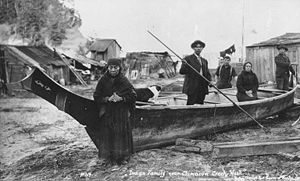 Klallam_people_near_canoe