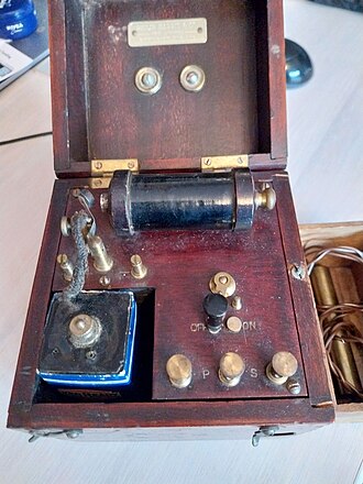 Philip_Harris_&_Co_instrument_interior_1913